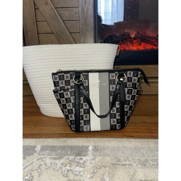 LIKE NEWLondon Fog Freya Signature Tote - Timeless Elegance - Picture 4 of 5